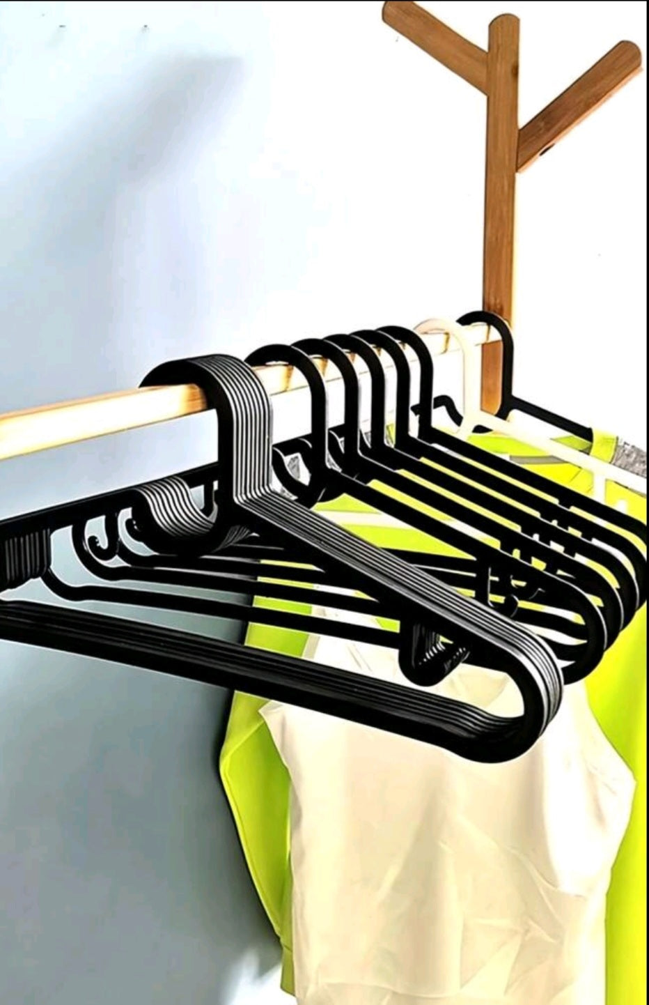Plastic Clothes Hangers Set